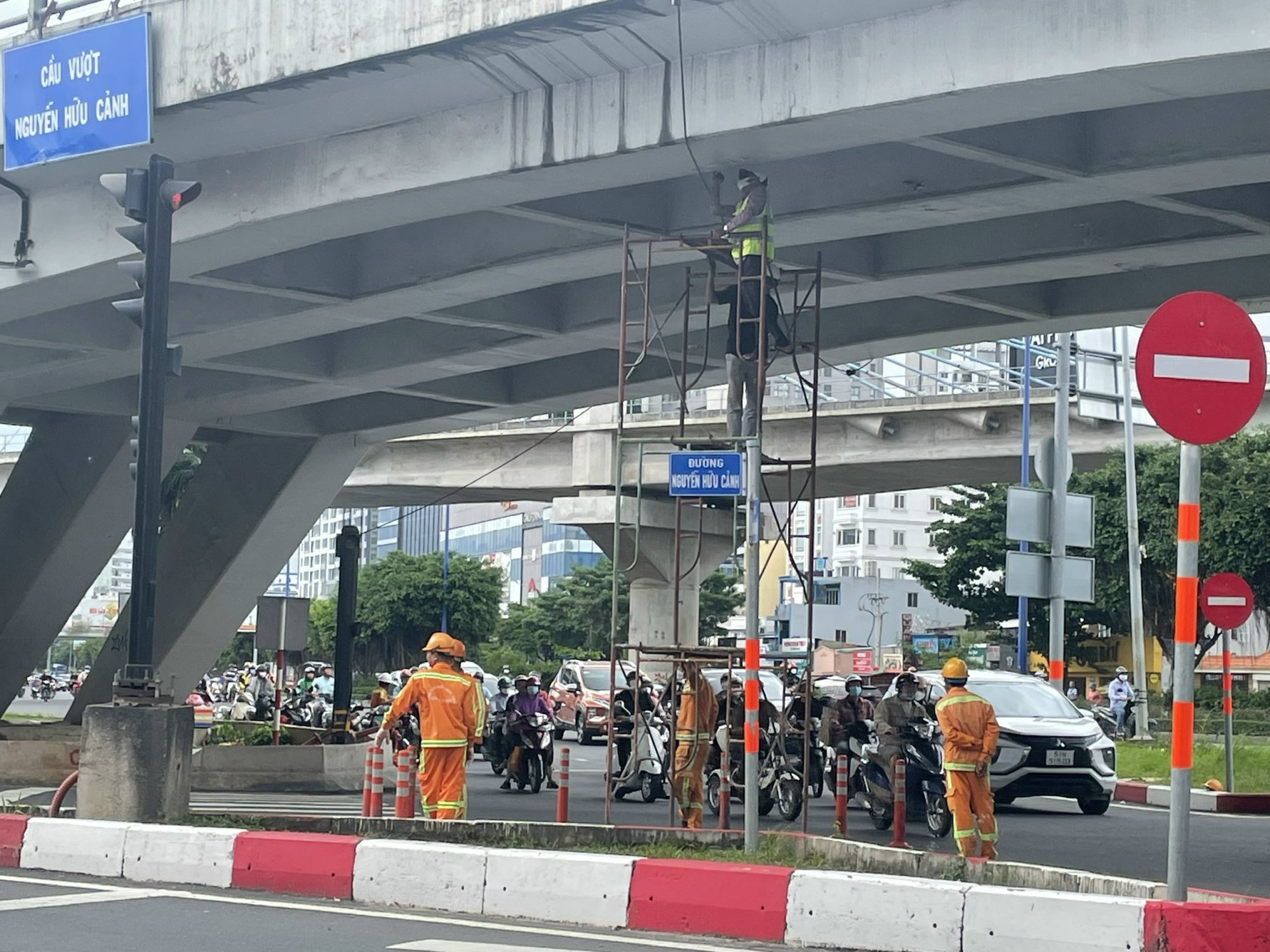 Vừa kiến nghị lập tổ điều tra sự cố cầu vượt Nguyễn Hữu Cảnh - Ảnh 2.