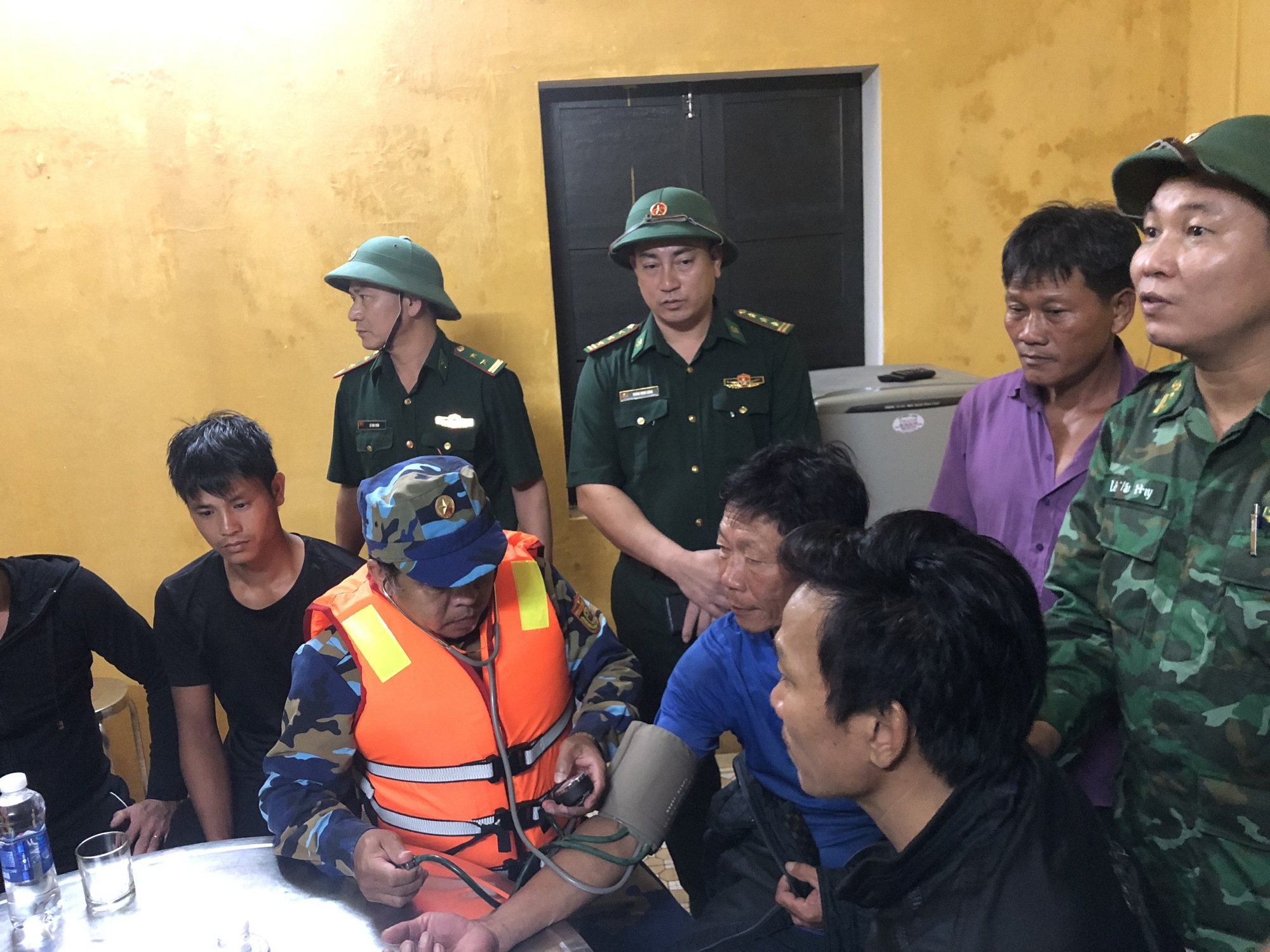 9 ngư d&acirc;n tr&ecirc;n t&agrave;u c&aacute; gặp nạn giữa biển khơi  - Ảnh 2.