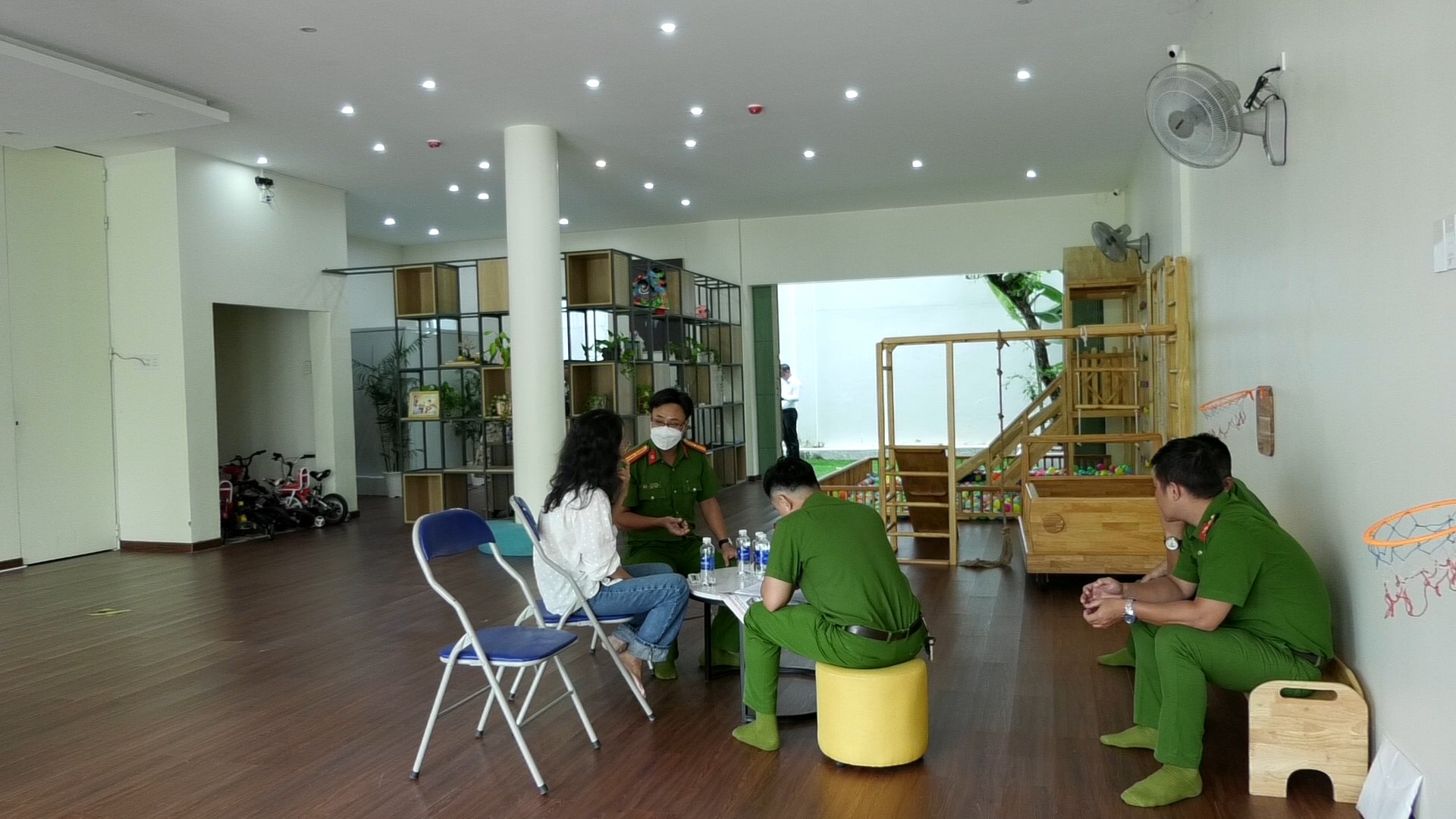 N&oacute;ng vụ trẻ mầm non nghi bị bỏ đ&oacute;i, bạo h&agrave;nh ở Đ&agrave; Nẵng: Tạm đ&igrave;nh chỉ nh&oacute;m trẻ Elm School - Ảnh 1.