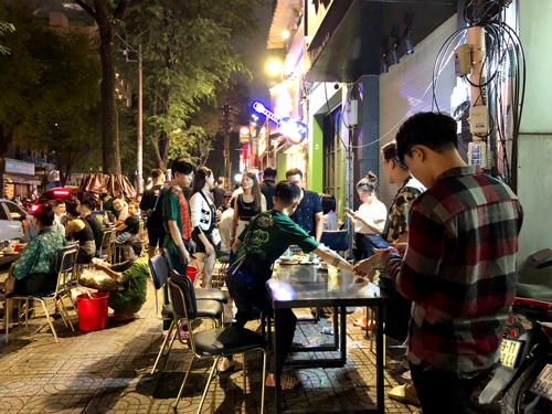 Biến nơi công cộng thành lãnh địa riêng - Ảnh 1.