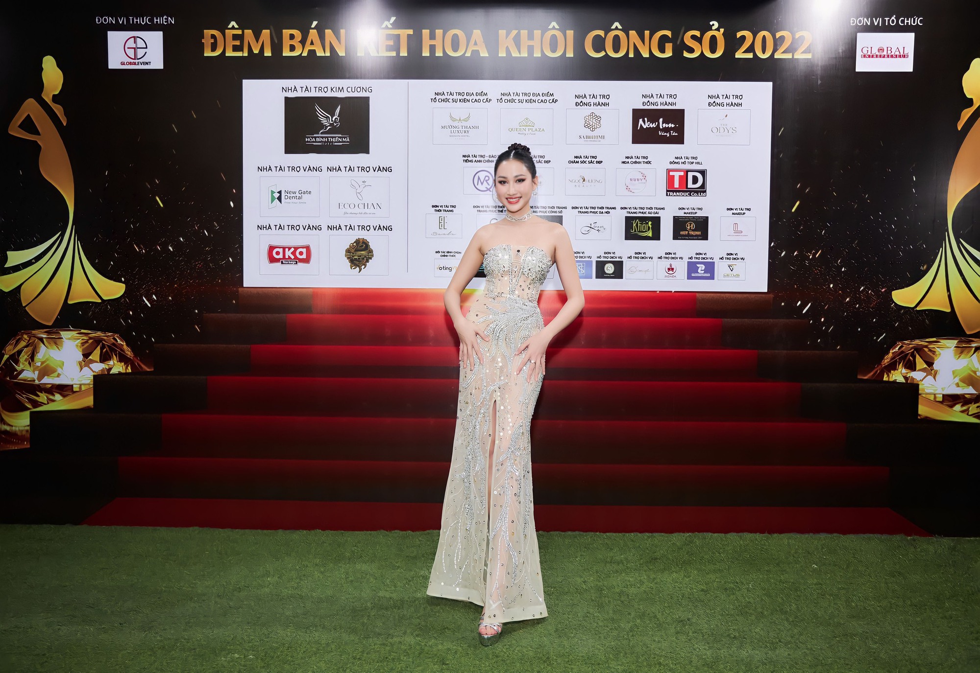 Diện dạ hội c&uacute;p ngực Hoa hậu Đo&agrave;n Hồng Trang quyến rũ l&agrave;m gi&aacute;m khảo - Ảnh 6.