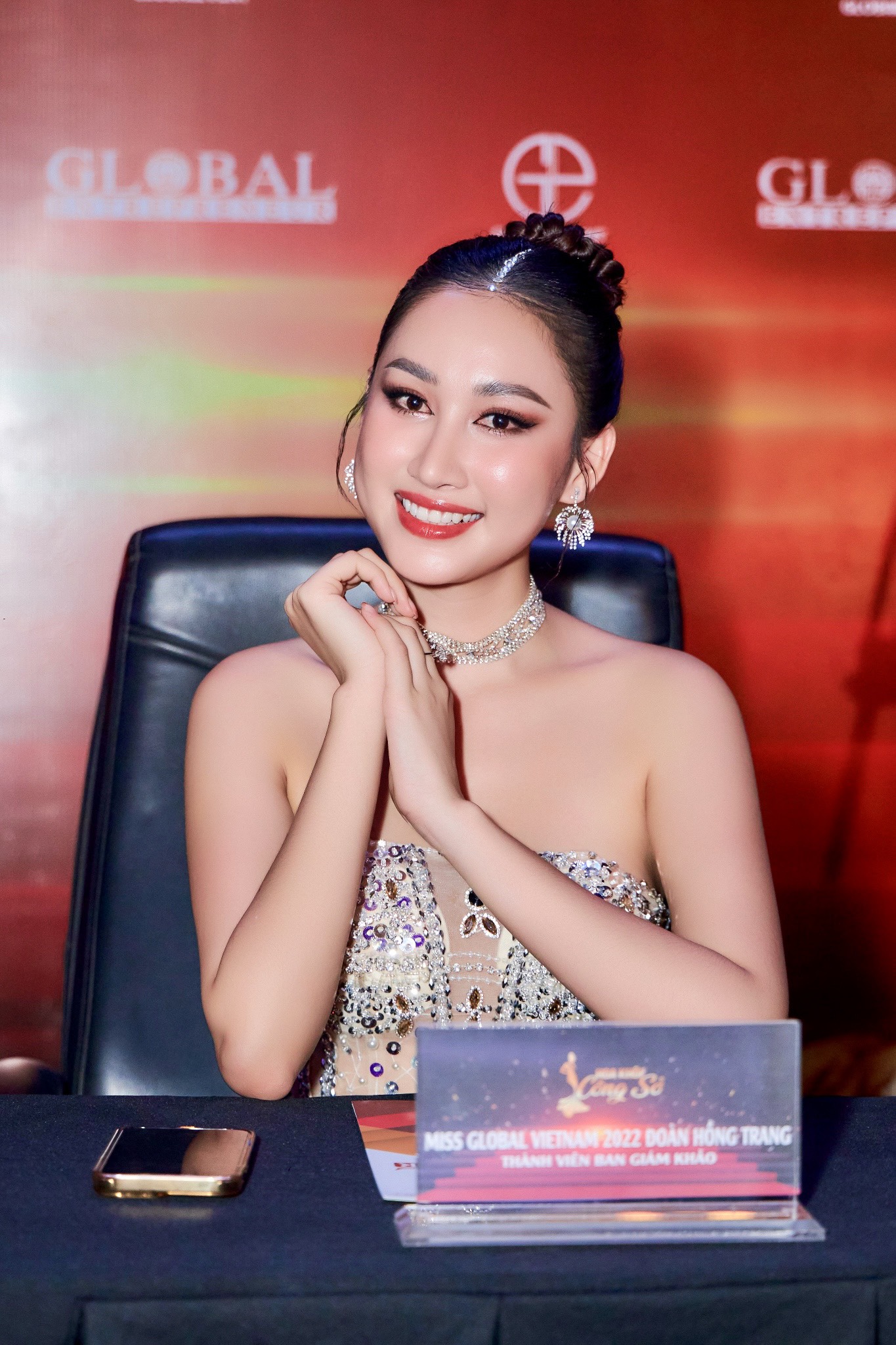 Diện dạ hội c&uacute;p ngực Hoa hậu Đo&agrave;n Hồng Trang quyến rũ l&agrave;m gi&aacute;m khảo - Ảnh 7.