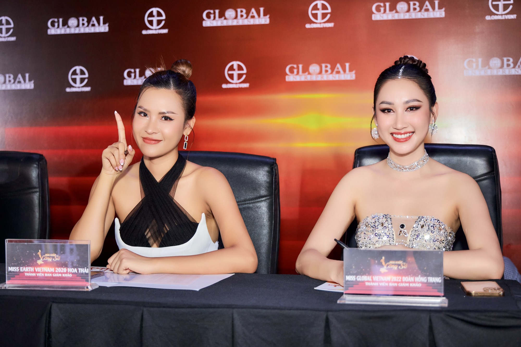 Diện dạ hội c&uacute;p ngực Hoa hậu Đo&agrave;n Hồng Trang quyến rũ l&agrave;m gi&aacute;m khảo - Ảnh 1.