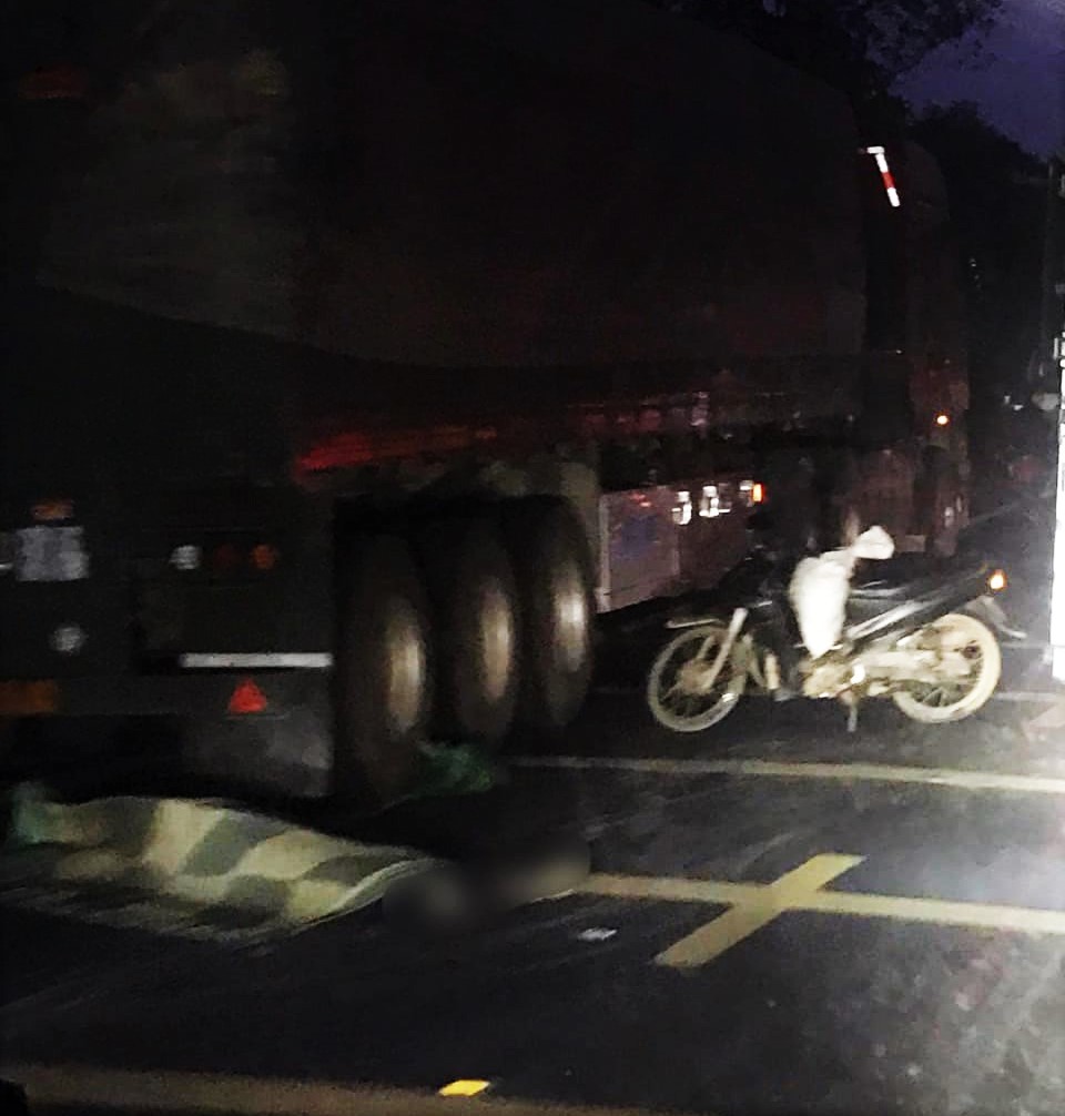 Va chạm với xe đầu k&eacute;o, 2 anh em ruột thương vong - Ảnh 1.