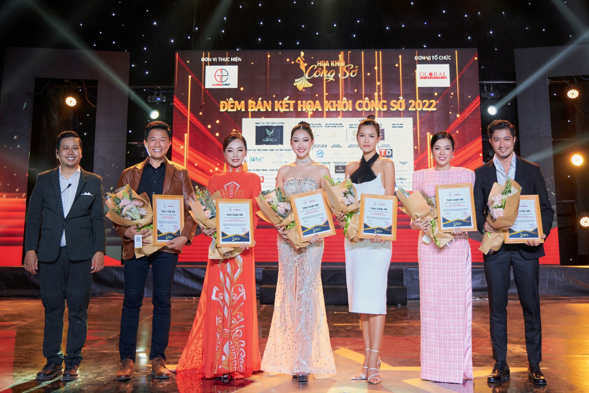 Diện dạ hội c&uacute;p ngực Hoa hậu Đo&agrave;n Hồng Trang quyến rũ l&agrave;m gi&aacute;m khảo - Ảnh 2.