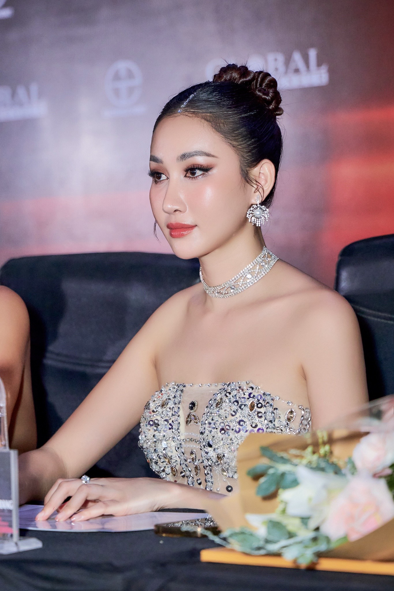 Diện dạ hội c&uacute;p ngực Hoa hậu Đo&agrave;n Hồng Trang quyến rũ l&agrave;m gi&aacute;m khảo - Ảnh 5.