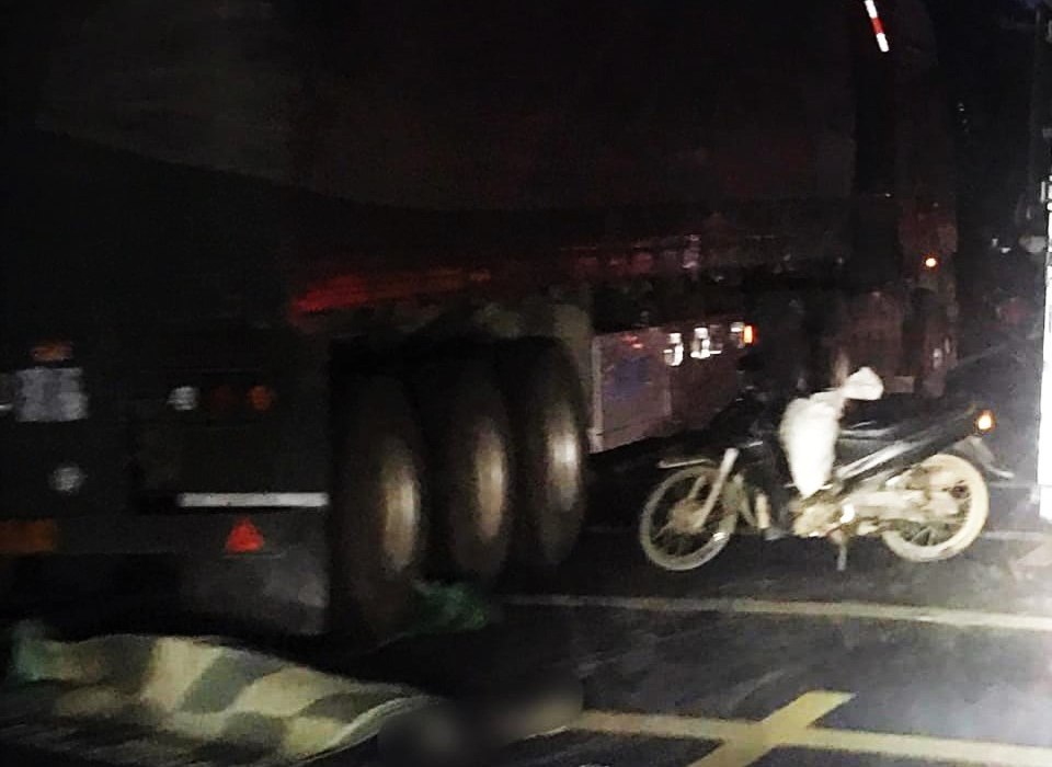Va chạm với xe đầu kéo, 2 anh em ruột thương vong