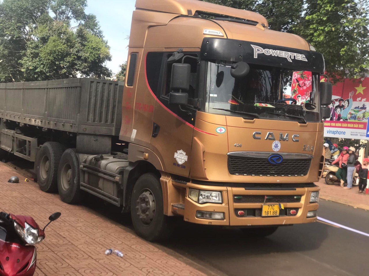 Nữ sinh cấp 3 bị xe container c&aacute;n tử vong tr&ecirc;n đường tới trường - Ảnh 1.