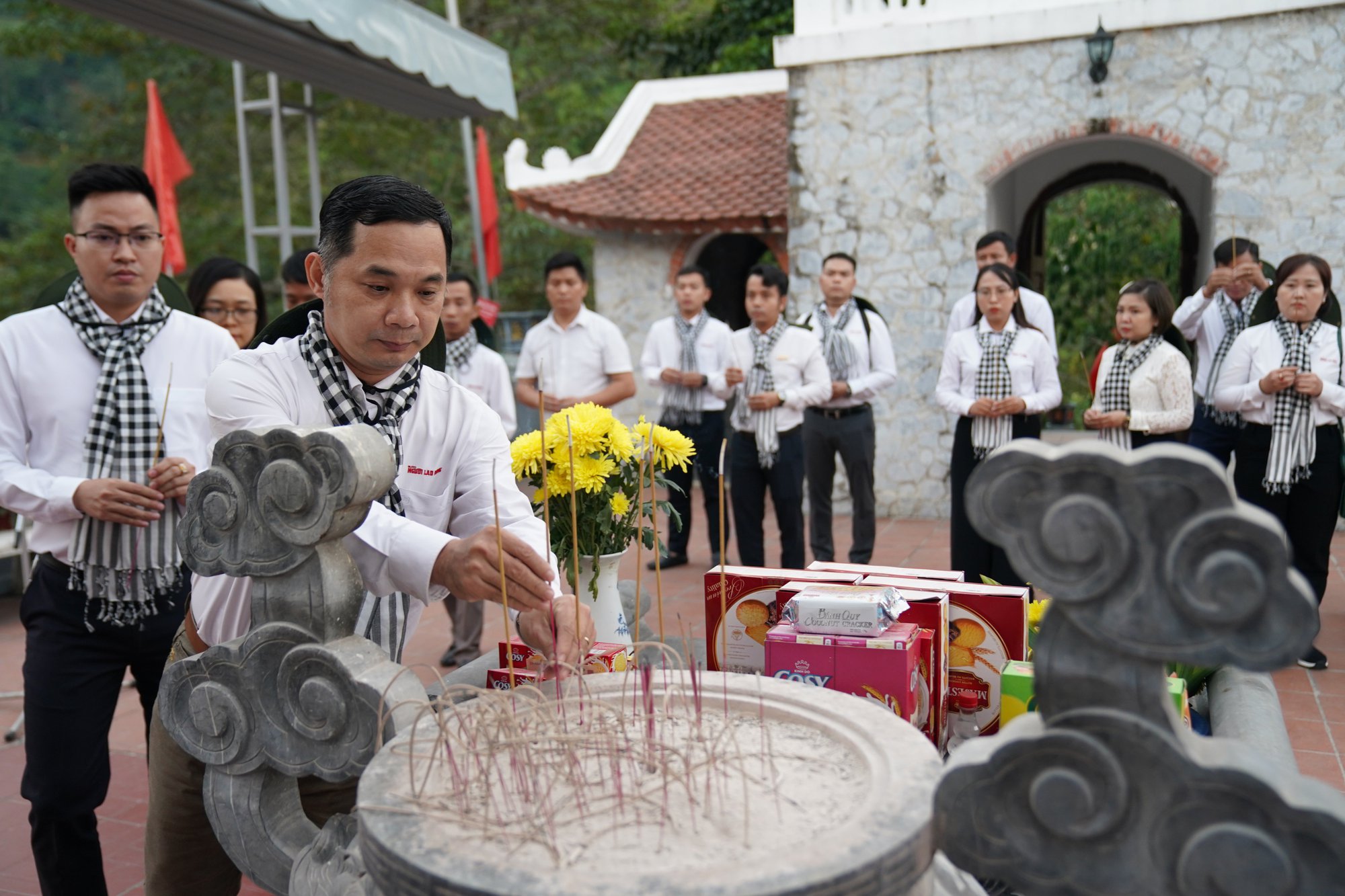 Báo Người Lao Động dâng hương các Anh hùng liệt sĩ Mặt trận Vị Xuyên - Ảnh 9.
