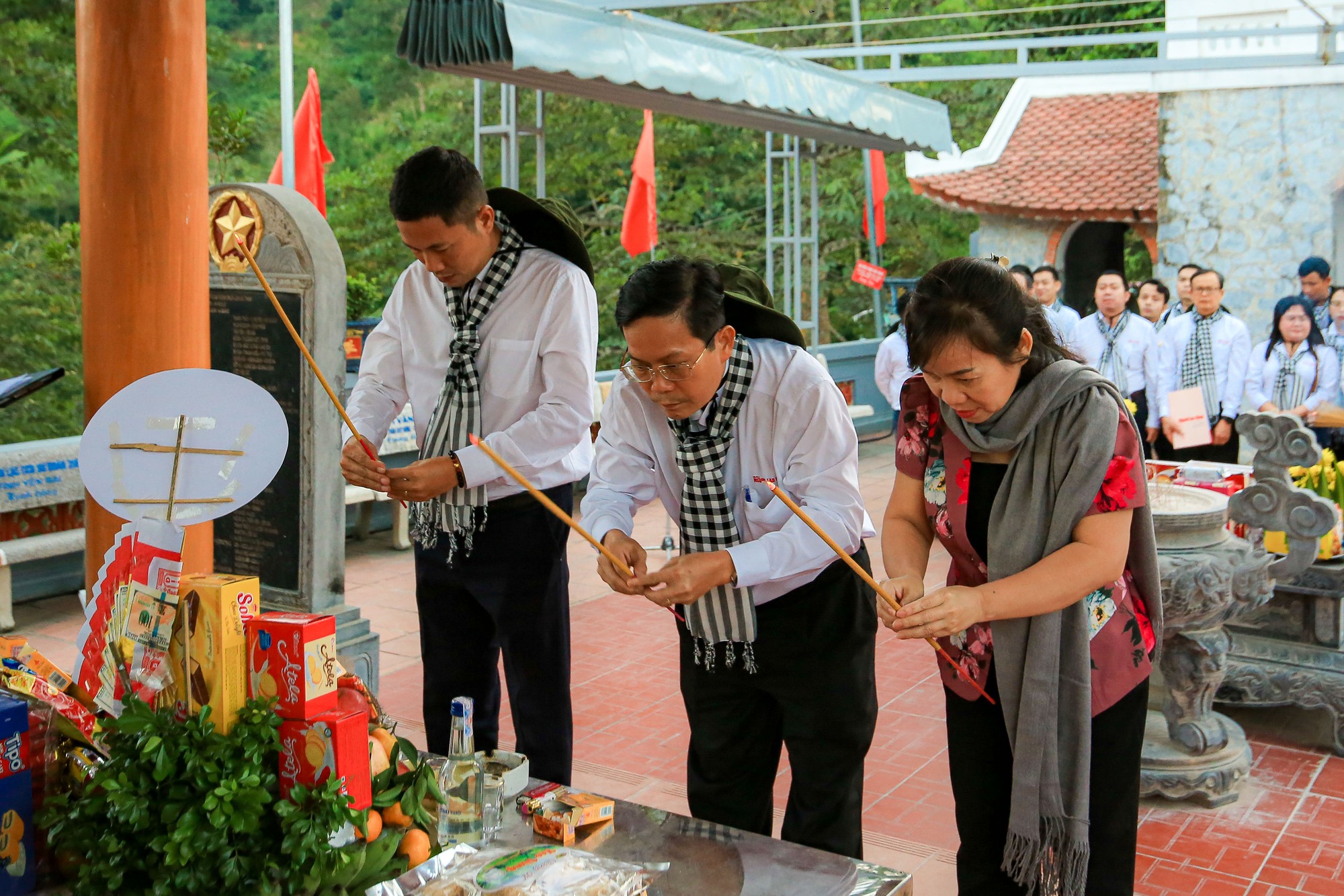 Báo Người Lao Động dâng hương các Anh hùng liệt sĩ Mặt trận Vị Xuyên - Ảnh 3.
