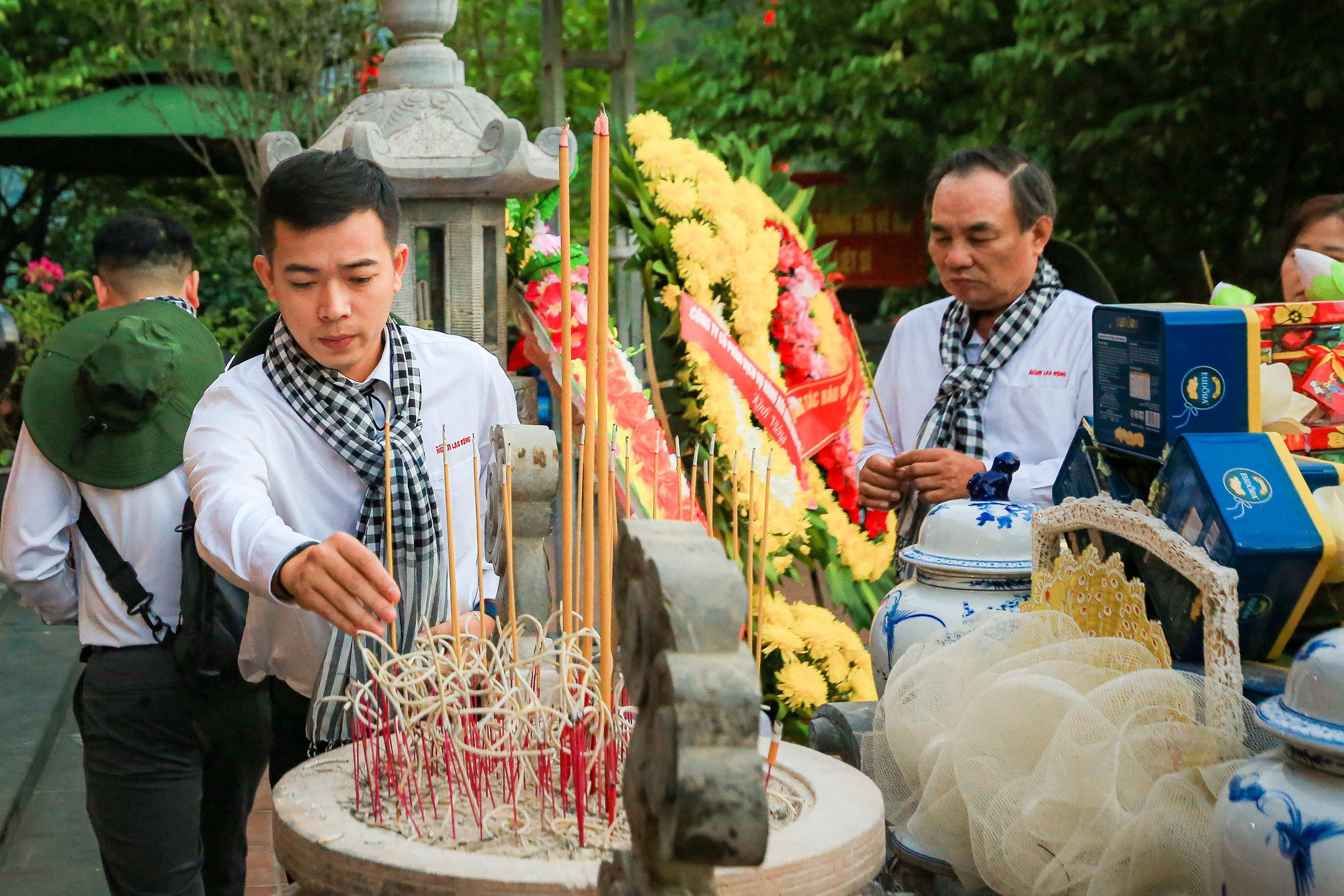 Báo Người Lao Động dâng hương các Anh hùng liệt sĩ Mặt trận Vị Xuyên - Ảnh 8.