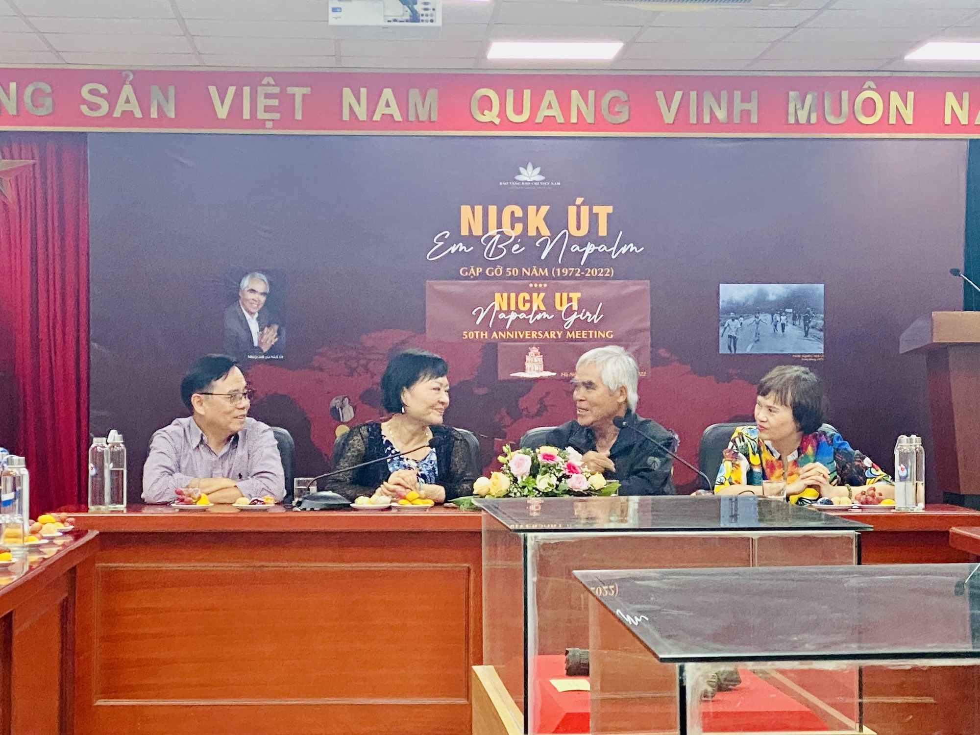 Cuộc gặp lịch sử của Nick Út và Em bé Napalm tại Hà Nội - Ảnh 4.