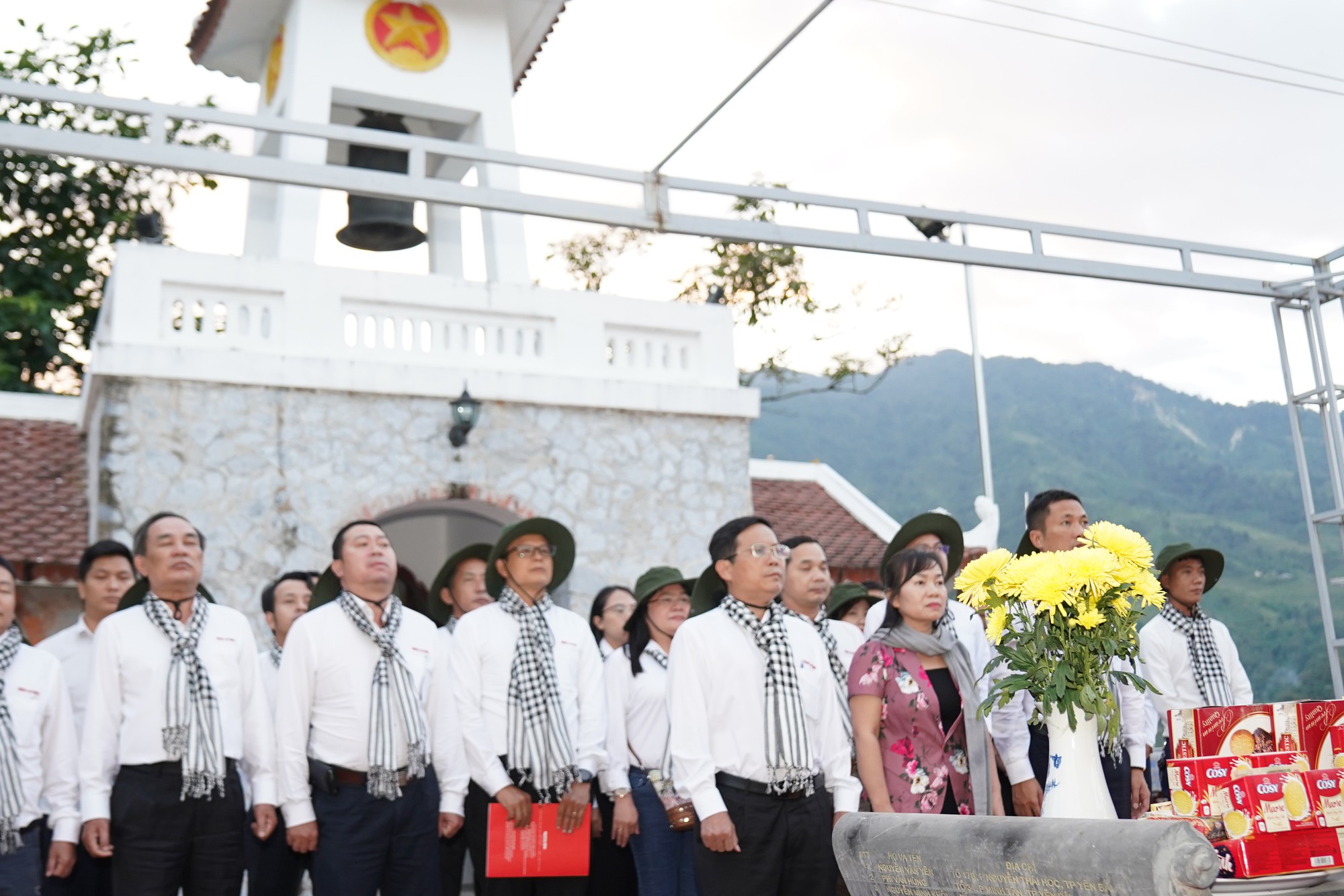 Báo Người Lao Động dâng hương các Anh hùng liệt sĩ Mặt trận Vị Xuyên