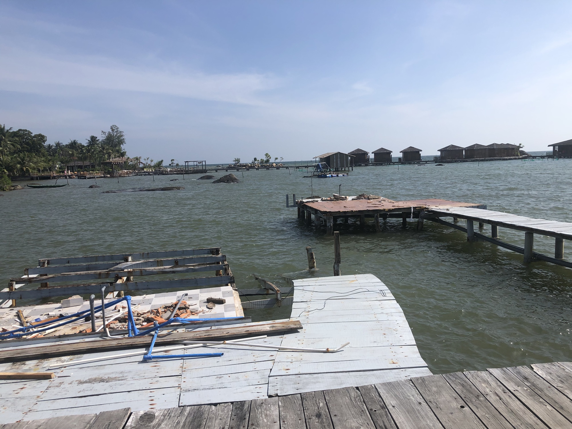 Hình ảnh tháo dỡ 8 bungalow lấn biển ở Phú Quốc - Ảnh 5.