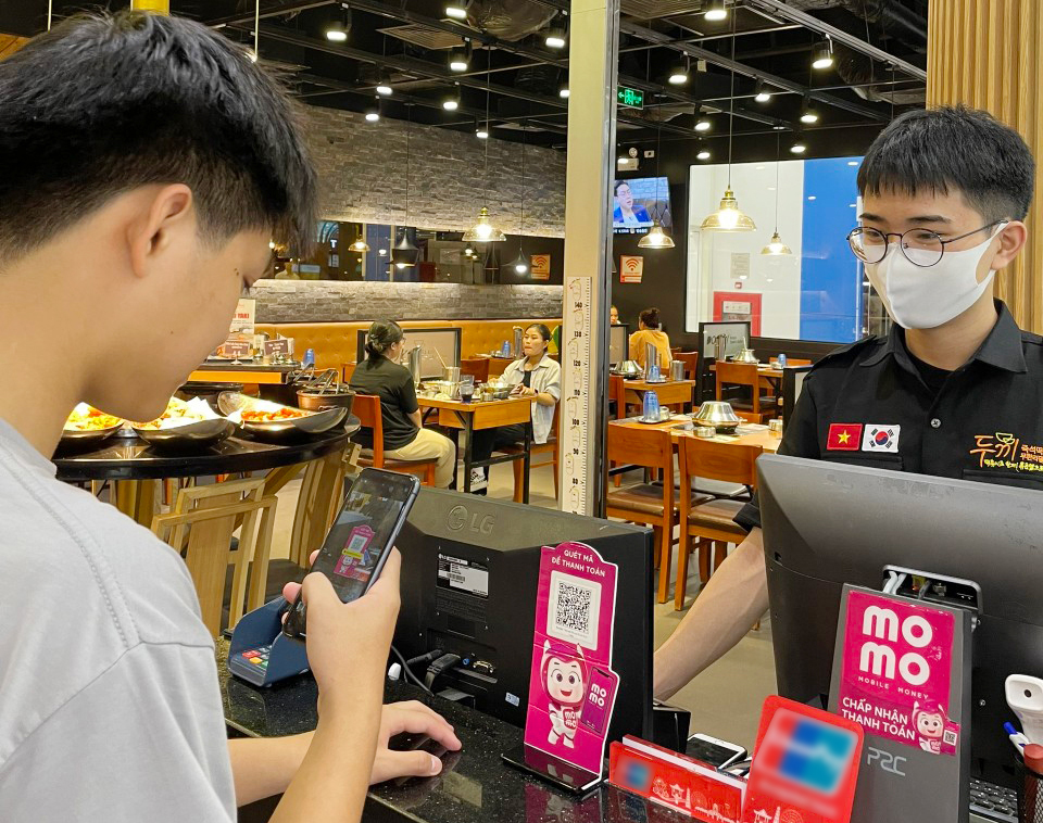Ưu đ&atilde;i lớn cho tiểu thương, hộ kinh doanh v&agrave; người d&ugrave;ng khi thanh to&aacute;n, chuyển trả bằng m&atilde; QR của MoMo - Ảnh 1.