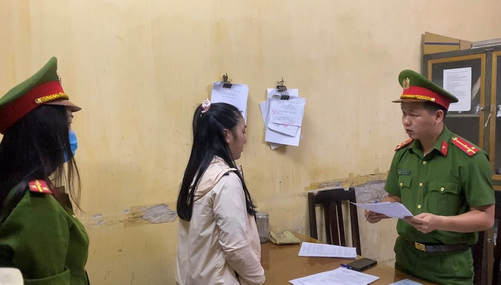 Một nữ giám đốc bị bắt vì lừa đảo dịch vụ “chuyến bay giải cứu” - Ảnh 1.