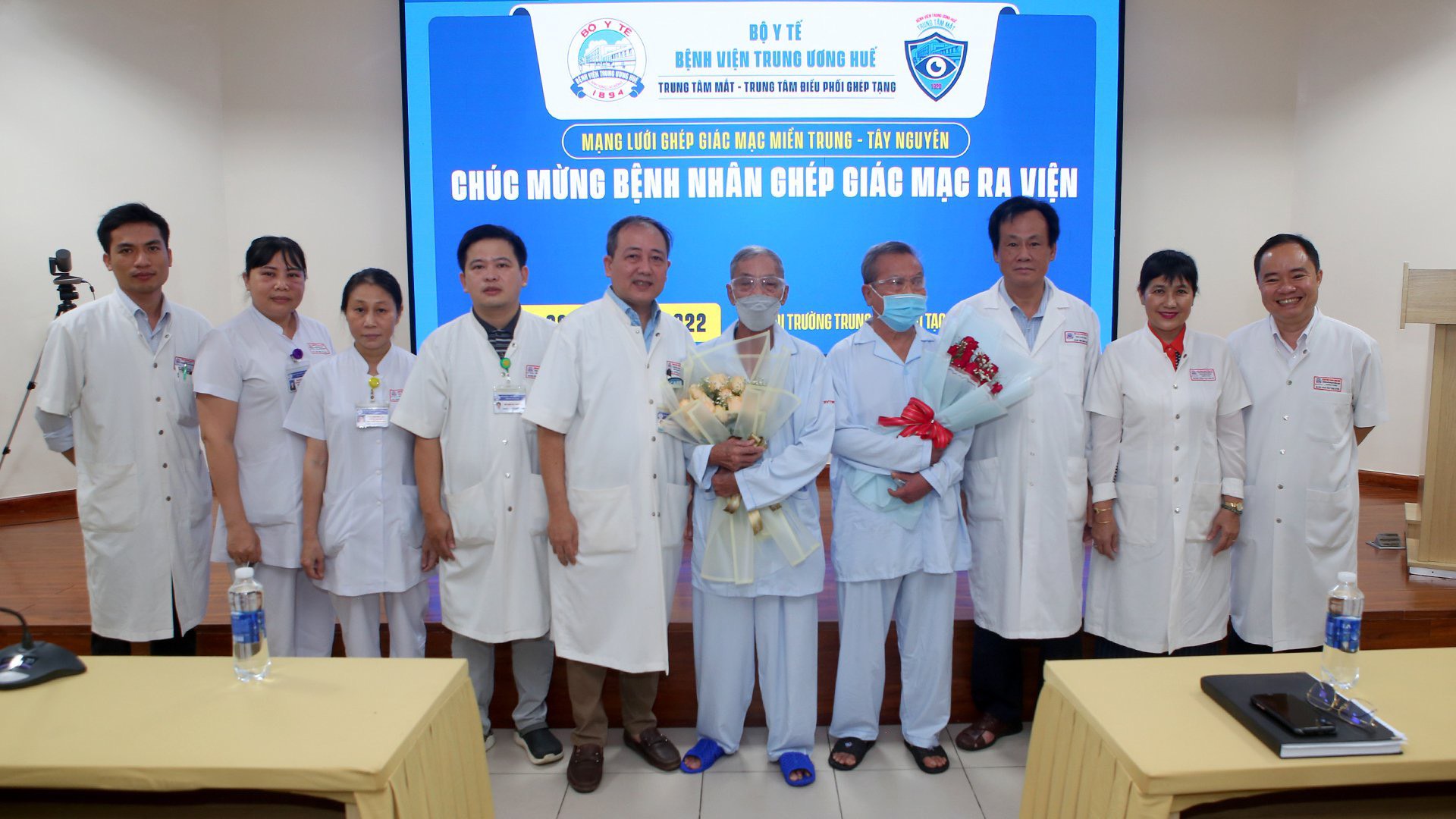 Hai người mù lòa hơn 10 năm mắt sáng lại nhờ giác mạc của người đã mất