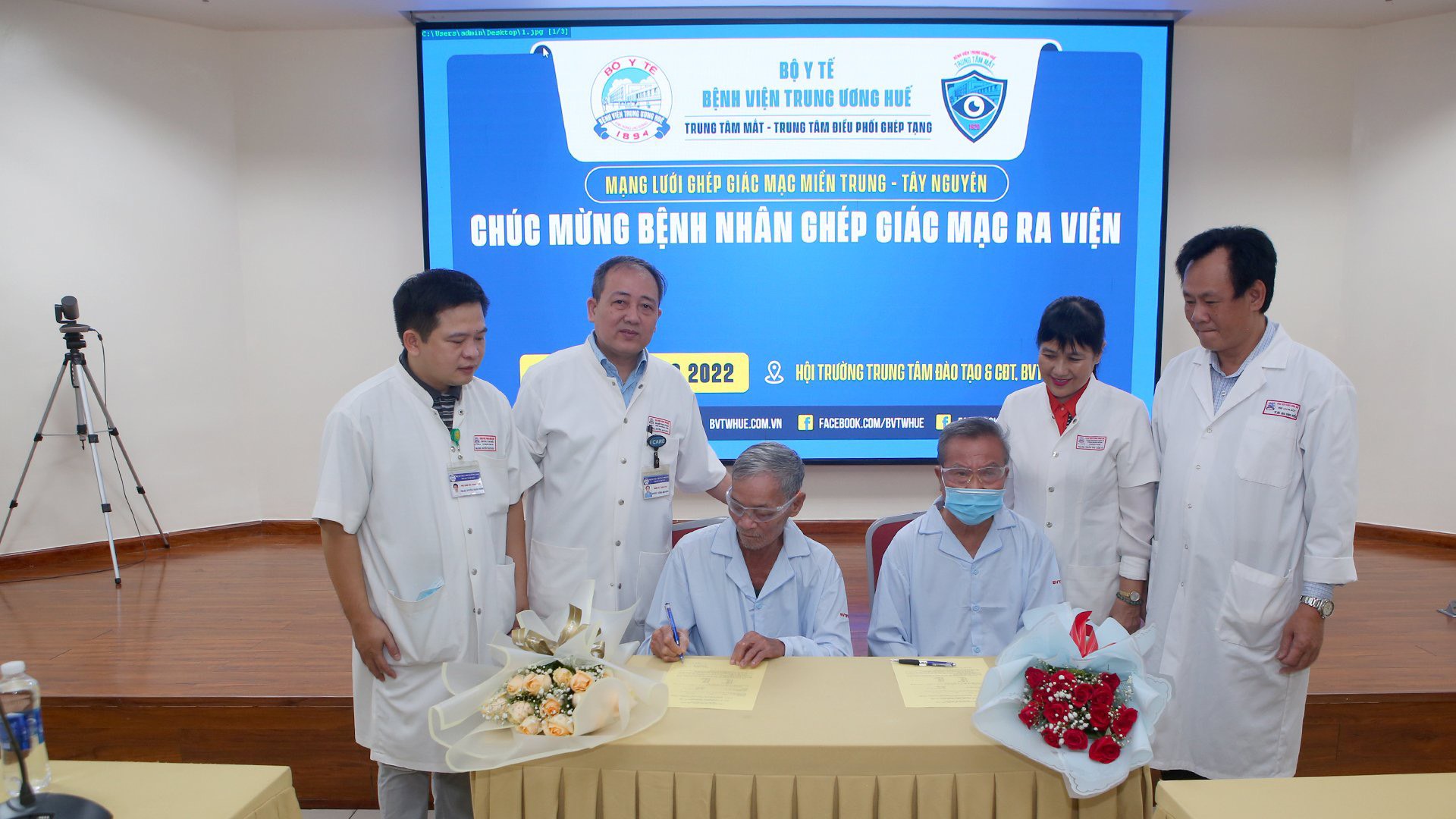 Hai người mù lòa hơn 10 năm mắt sáng lại nhờ giác mạc của người đã mất - Ảnh 2.