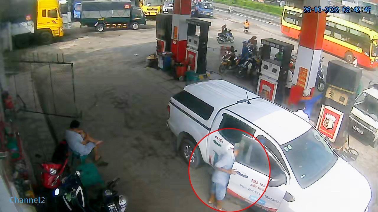 CLIP: Táo tợn trộm tài sản trong ô tô ngay cây xăng ở quận 12