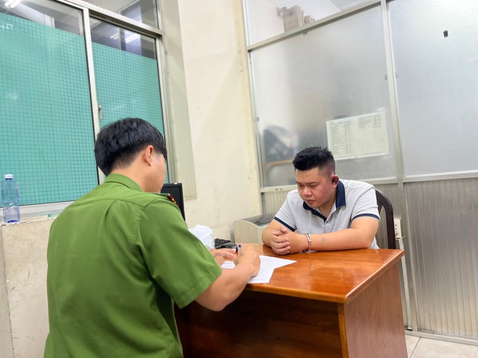 TP HCM: Bắt 3 người trong đường dây giả ngân hàng lừa hơn 600 người - Ảnh 1.
