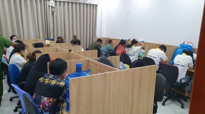 TP HCM: Bắt 3 người trong đường dây giả ngân hàng lừa hơn 600 người