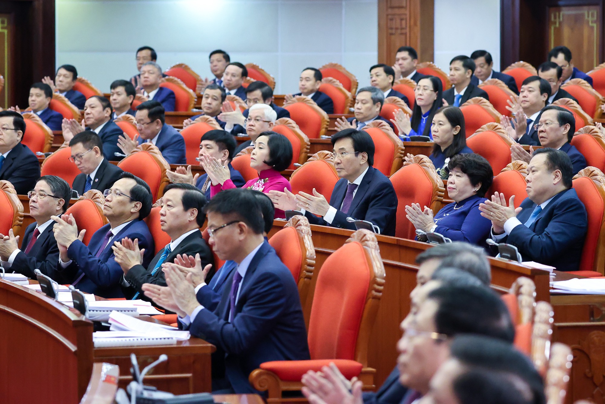 Thường trực Ban Bí thư Võ Văn Thưởng điều hành thảo luận tại Hội nghị Trung ương 6