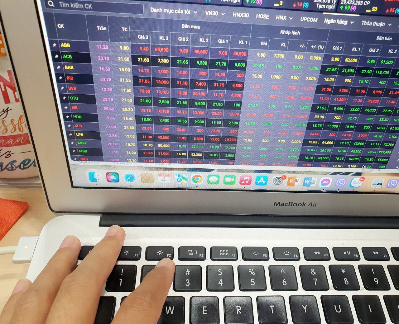 Nhiều cổ phiếu giảm 50% từ đỉnh vẫn tiếp tục d&ograve; đ&aacute;y, nh&agrave; đầu tư &ldquo;to&aacute;t mồ h&ocirc;i&rdquo; - Ảnh 1.