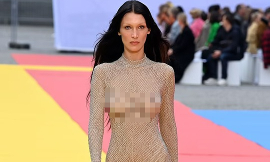 Siêu mẫu Bella Hadid “thả rông” táo bạo trên sàn diễn