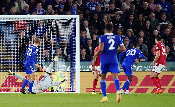 Thắng chung kết ngược Ngoại hạng, Leicester tho&aacute;t ng&ocirc;i ch&oacute;t bảng - Ảnh 5.
