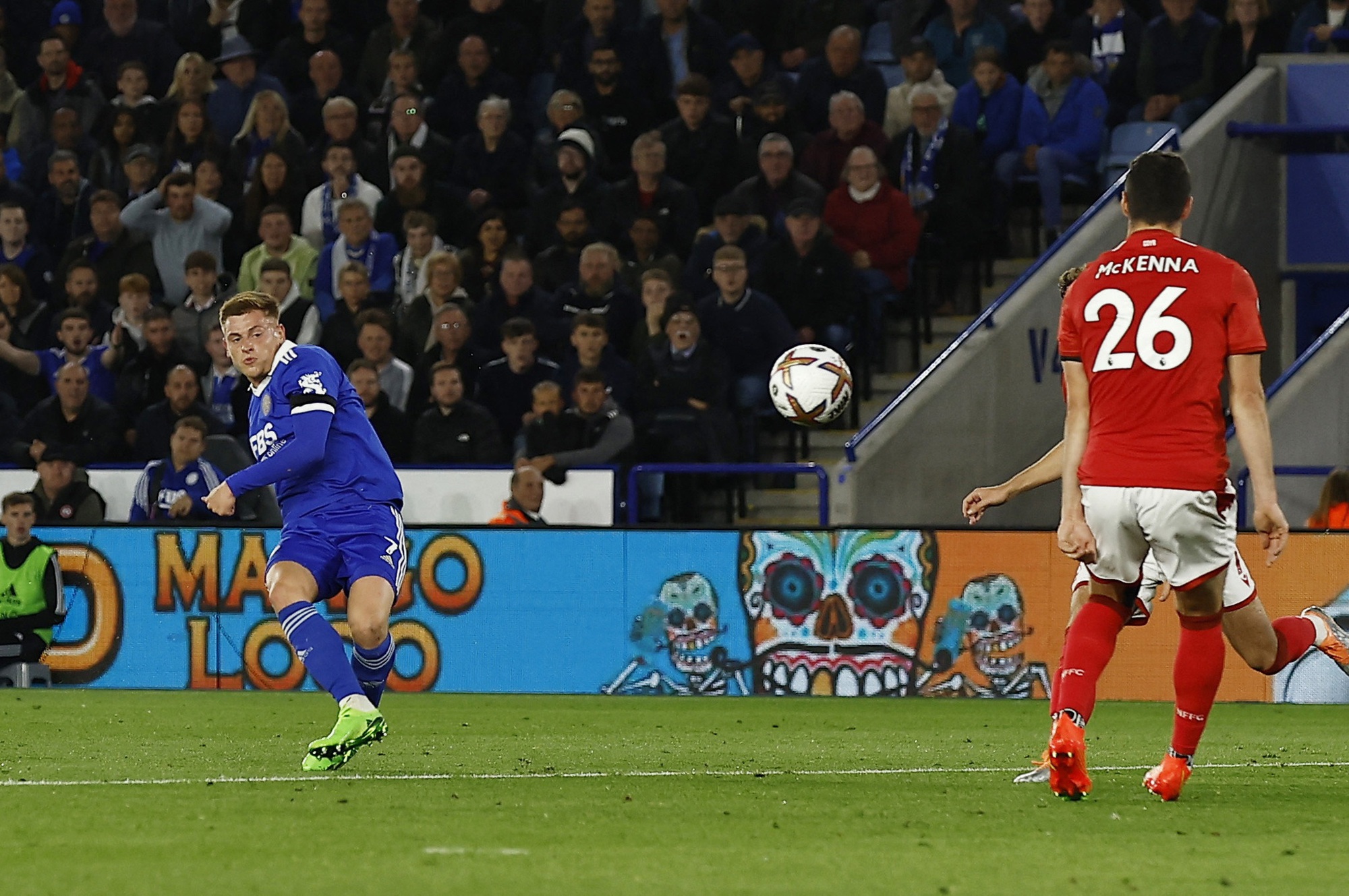 Thắng chung kết ngược Ngoại hạng, Leicester tho&aacute;t ng&ocirc;i ch&oacute;t bảng - Ảnh 3.
