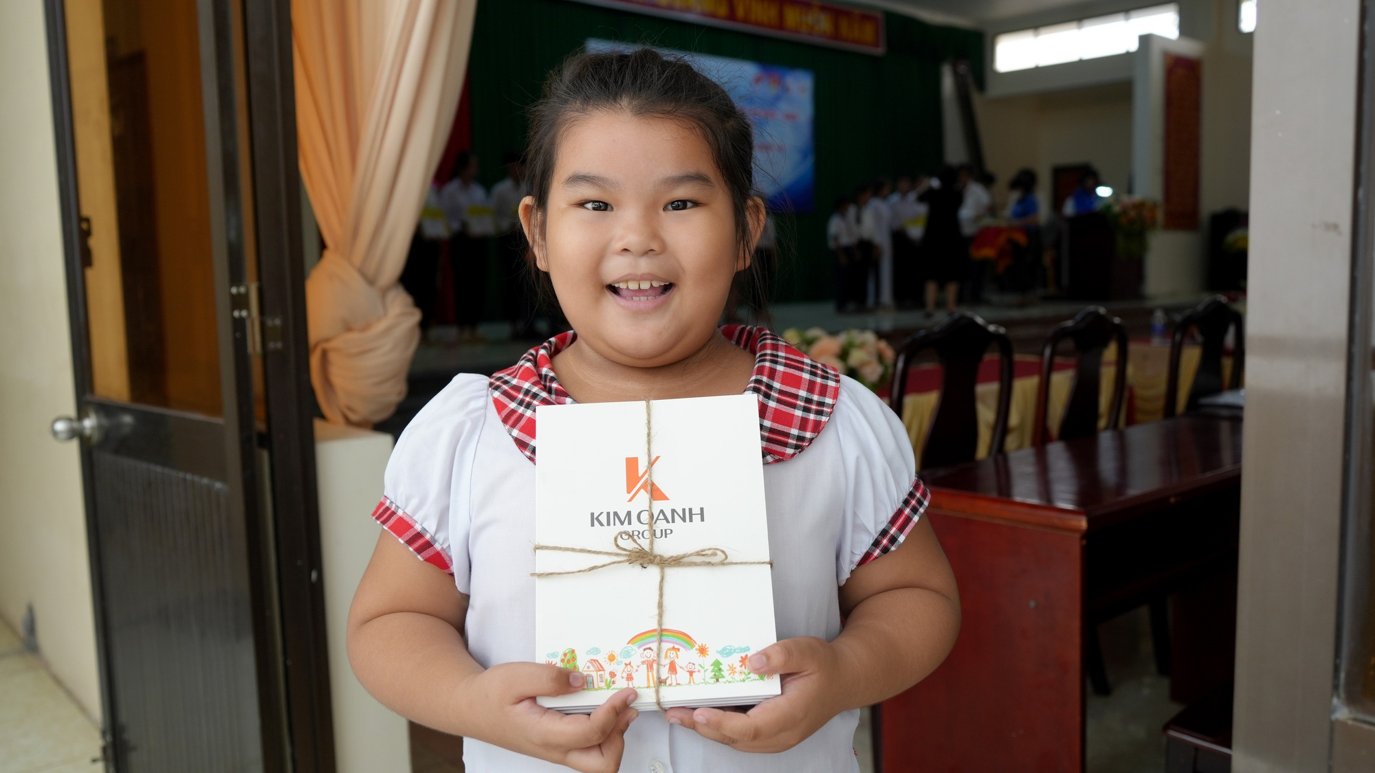 Quỹ từ thiện Kim Oanh trao 320 suất học bổng cho học sinh ở Bến Tre và Tiền Giang