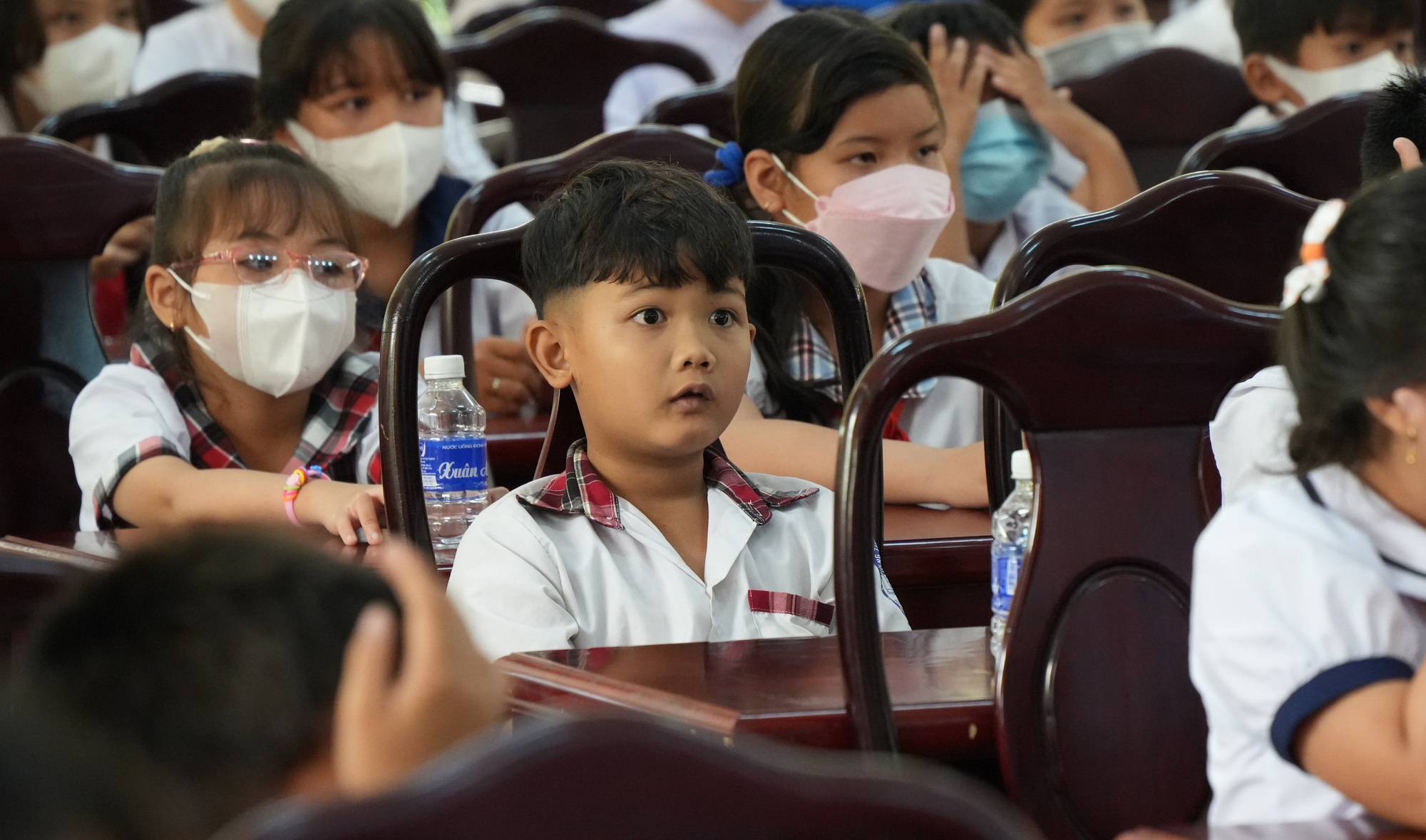 Quỹ từ thiện Kim Oanh trao 320 suất học bổng cho học sinh ở Bến Tre v&agrave; Tiền Giang - Ảnh 3.