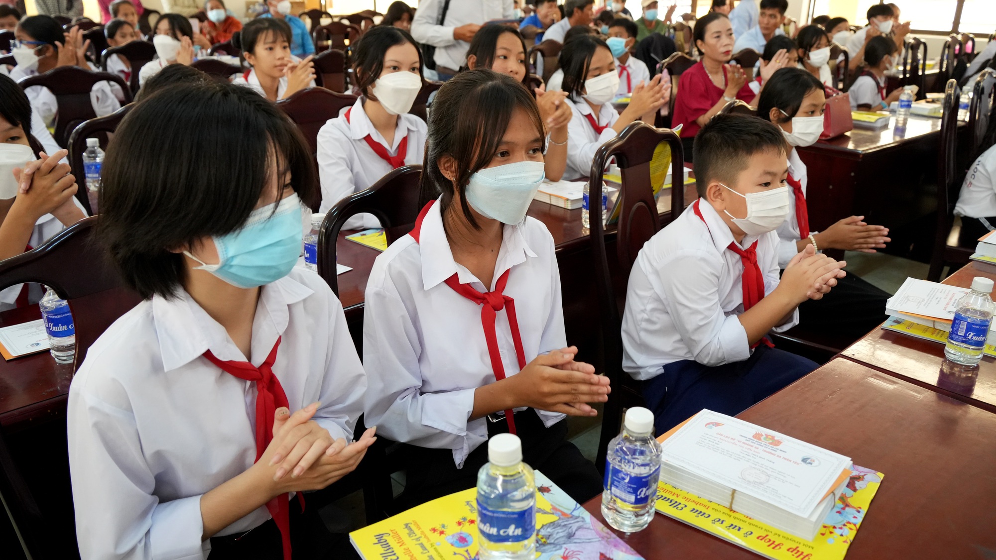 Quỹ từ thiện Kim Oanh trao 320 suất học bổng cho học sinh ở Bến Tre v&agrave; Tiền Giang - Ảnh 1.