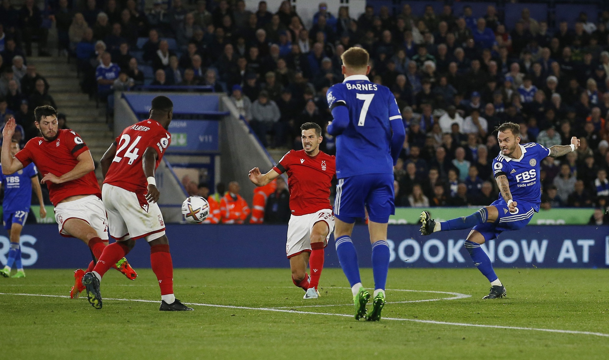 Thắng chung kết ngược Ngoại hạng, Leicester tho&aacute;t ng&ocirc;i ch&oacute;t bảng - Ảnh 4.