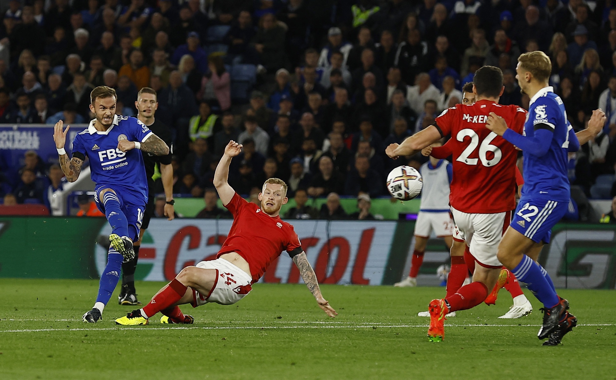 Thắng chung kết ngược Ngoại hạng, Leicester tho&aacute;t ng&ocirc;i ch&oacute;t bảng - Ảnh 2.