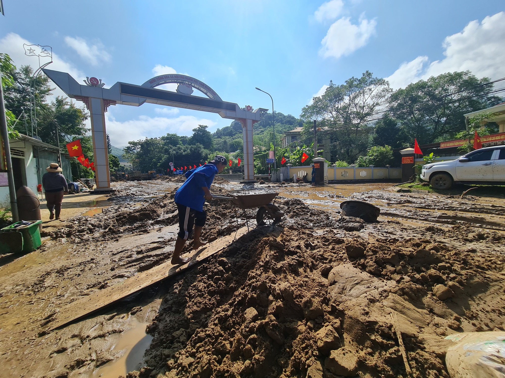 Lũ qu&eacute;t kinh ho&agrave;ng cuốn tr&ocirc;i nhiều nh&agrave; d&acirc;n, thiệt hại khoảng 100 tỉ đồng - Ảnh 7.