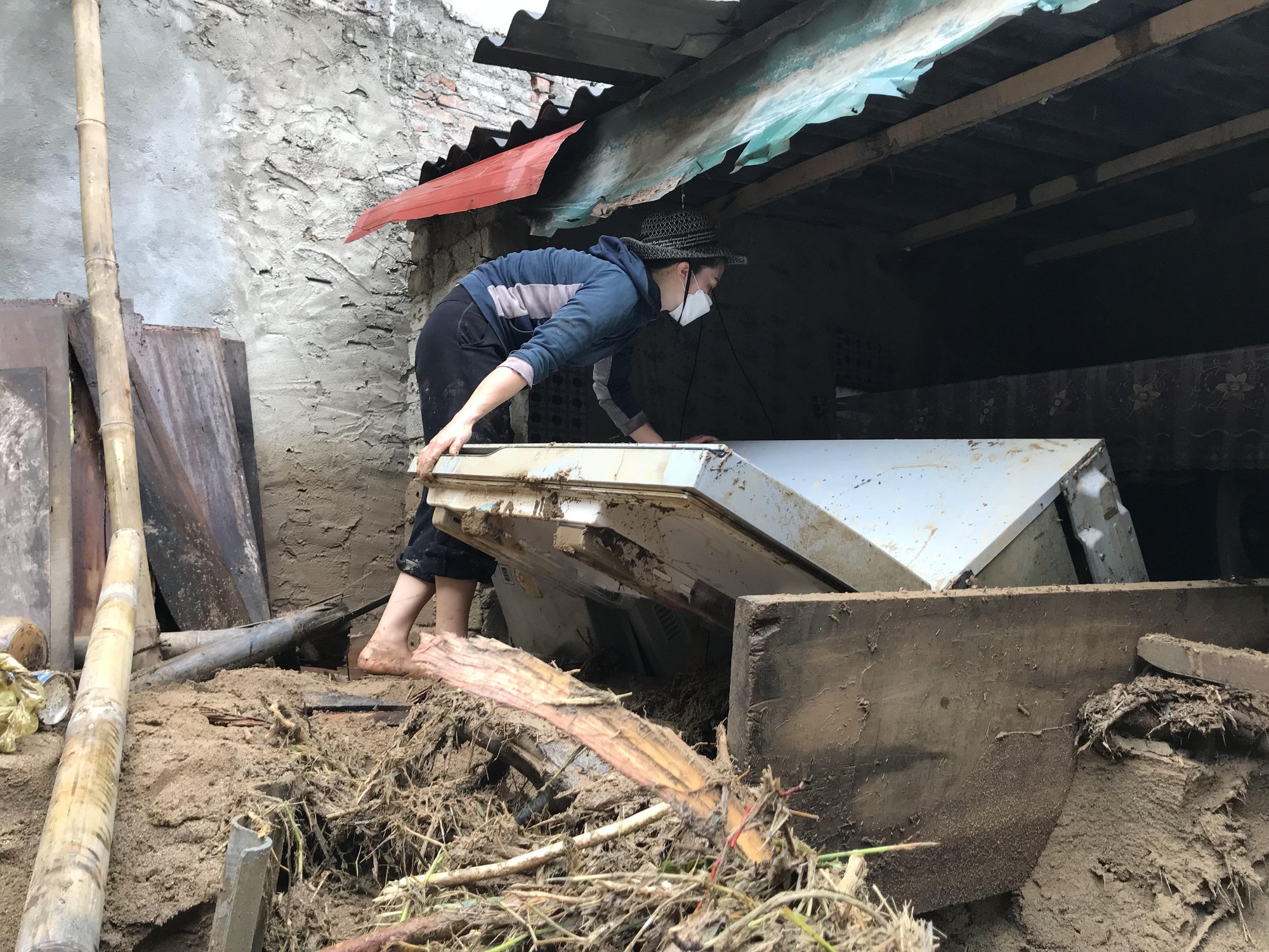 Lũ qu&eacute;t kinh ho&agrave;ng cuốn tr&ocirc;i nhiều nh&agrave; d&acirc;n, thiệt hại khoảng 100 tỉ đồng - Ảnh 10.