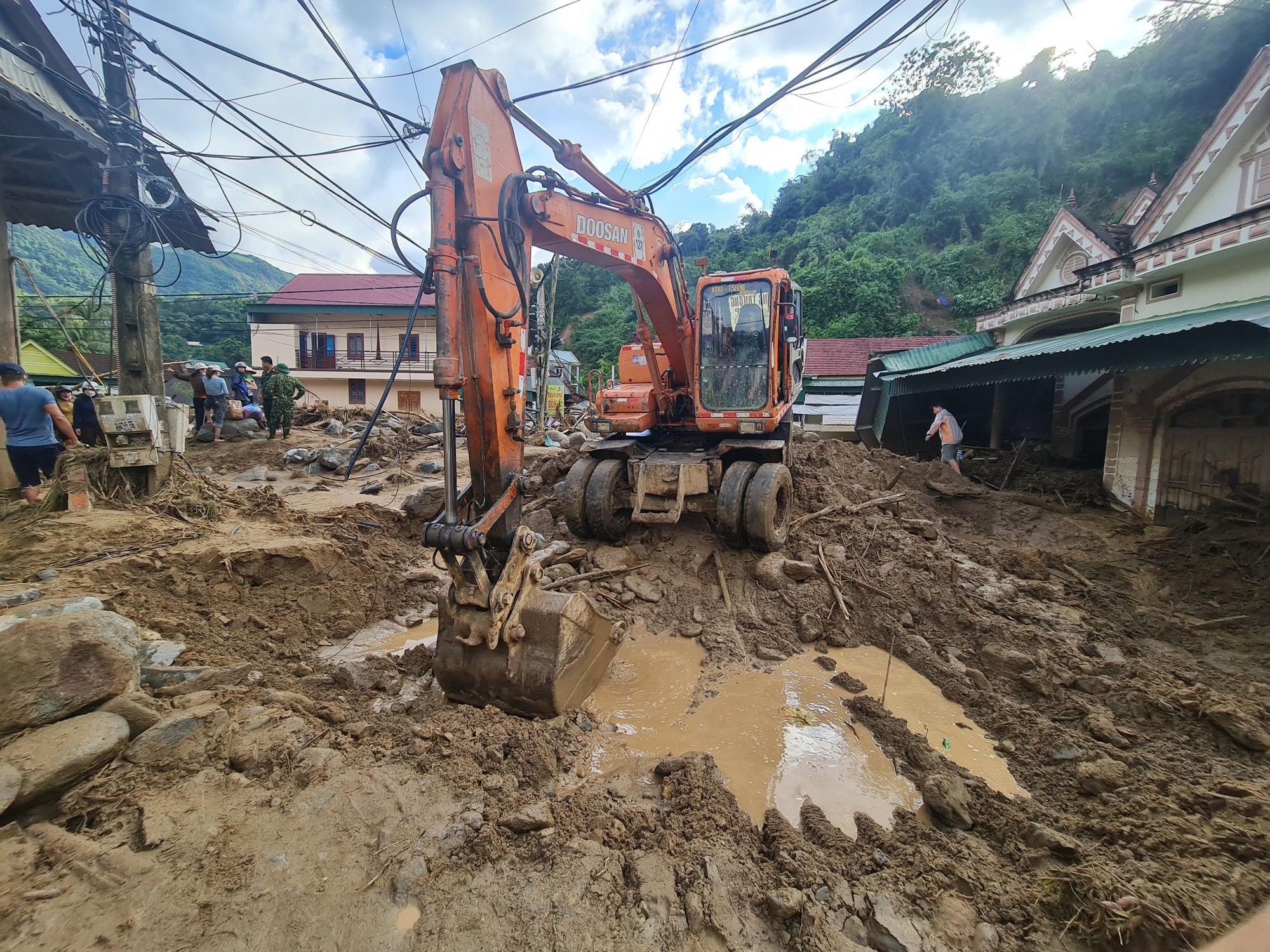 Lũ qu&eacute;t kinh ho&agrave;ng cuốn tr&ocirc;i nhiều nh&agrave; d&acirc;n, thiệt hại khoảng 100 tỉ đồng - Ảnh 8.