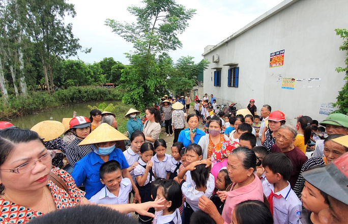 Đừng làm khổ phụ huynh nghèo