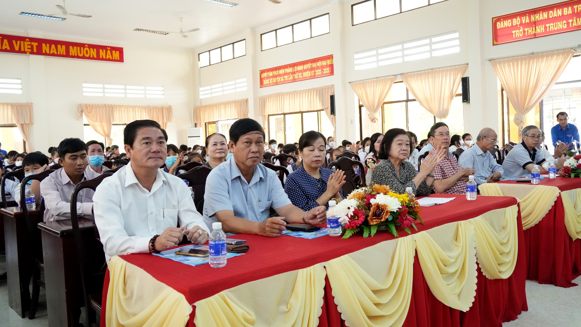 Quỹ từ thiện Kim Oanh trao 320 suất học bổng cho học sinh ở Bến Tre v&agrave; Tiền Giang - Ảnh 2.