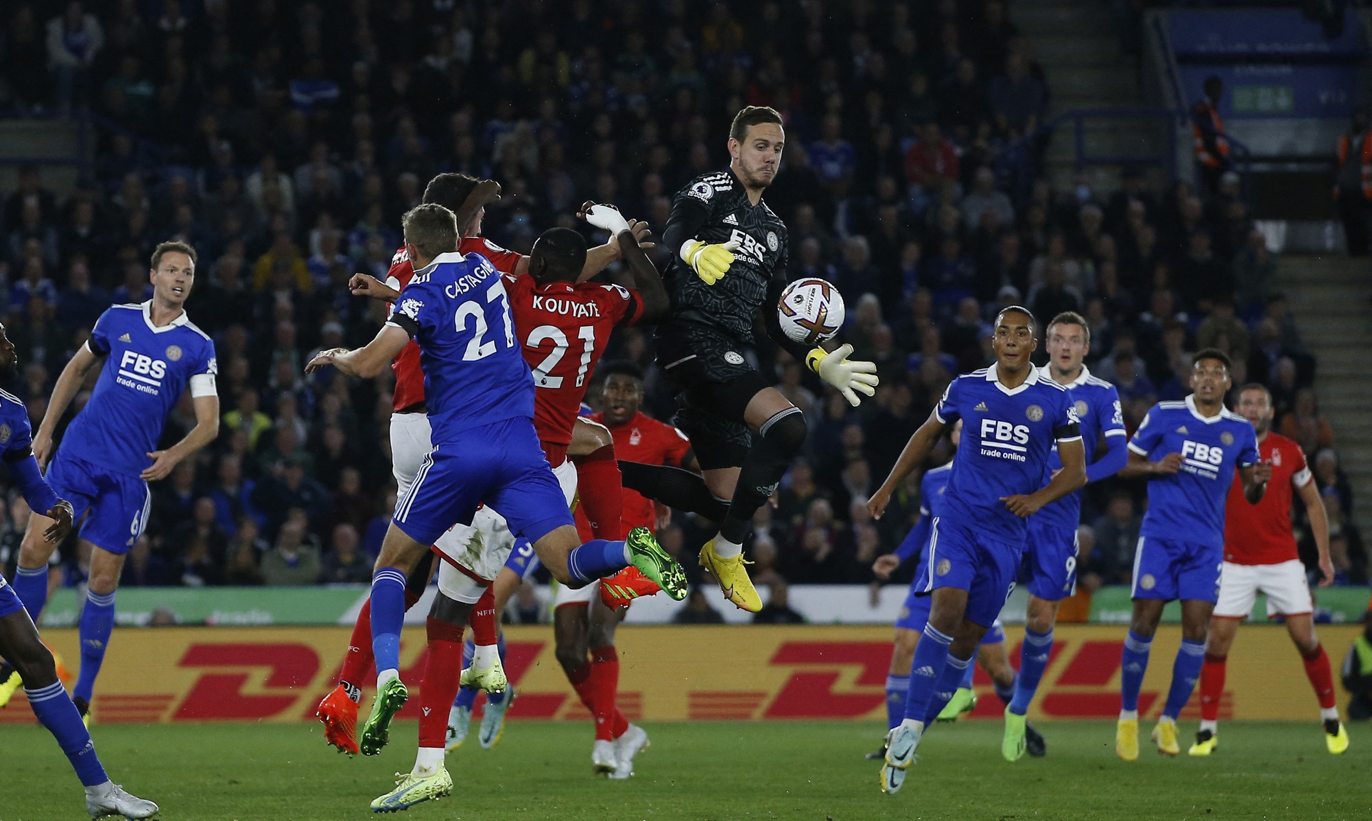 Thắng chung kết ngược Ngoại hạng, Leicester tho&aacute;t ng&ocirc;i ch&oacute;t bảng - Ảnh 1.
