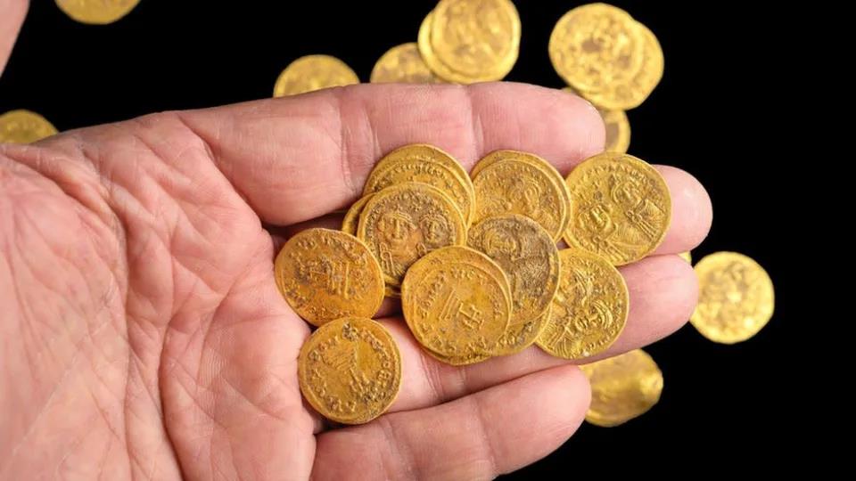 Đào bức tường cũ, phát hiện kho báu vàng ròng 1.400 năm