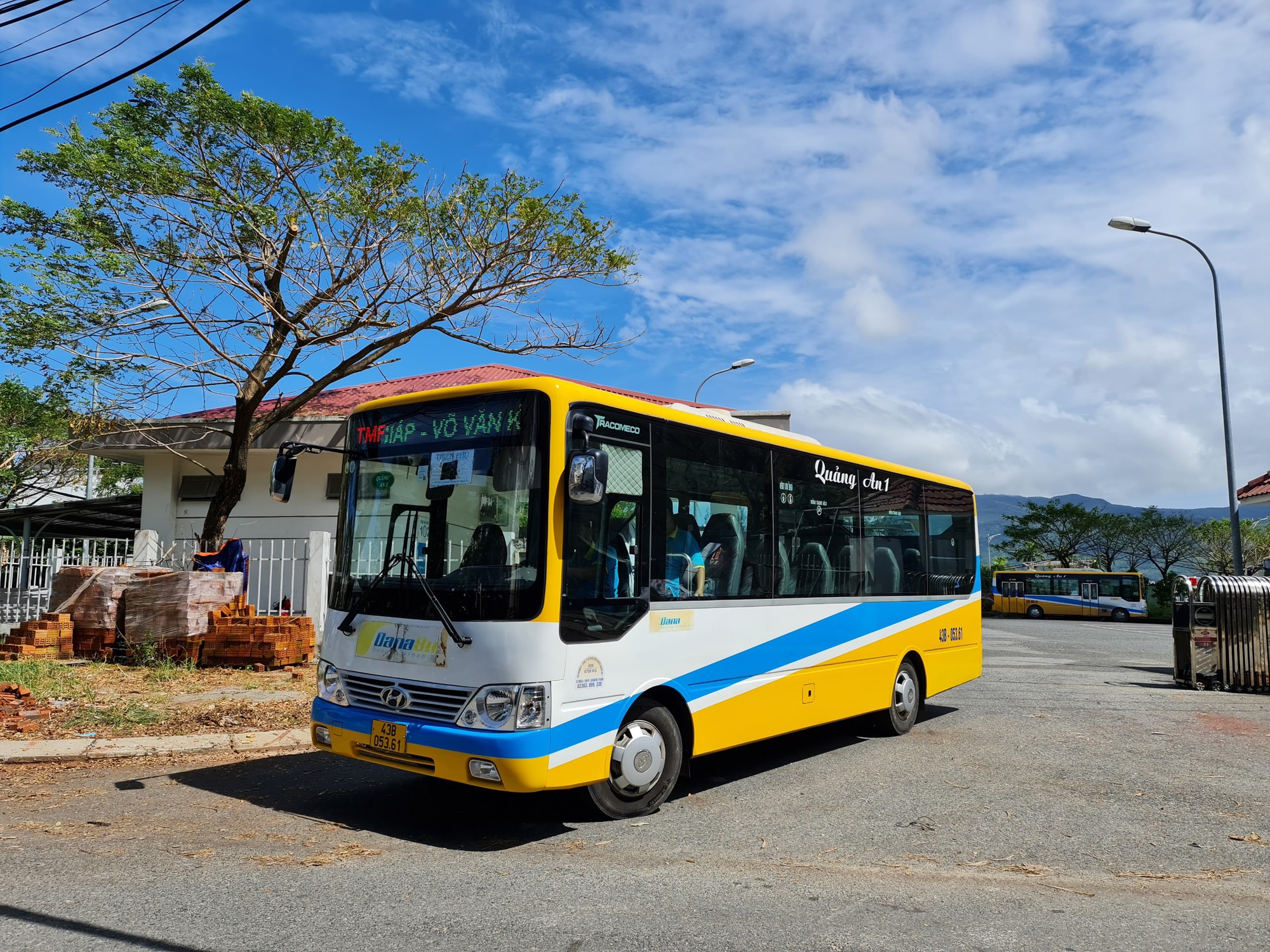 T&agrave;i xế xe bu&yacute;t trợ gi&aacute;: Lương chưa được 3 triệu đồng, vẫn bị nợ 5 th&aacute;ng chưa trả - Ảnh 3.