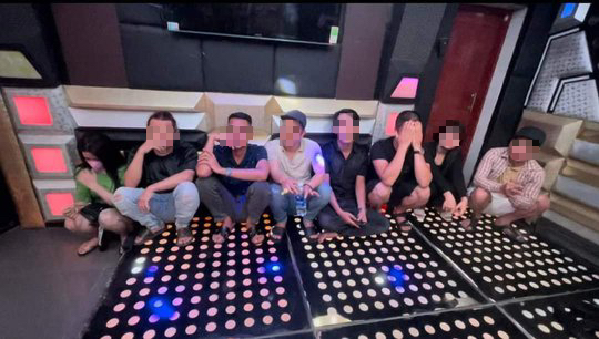 Nhóm thanh niên làm chuyện phạm pháp trong phòng VIP quán karaoke