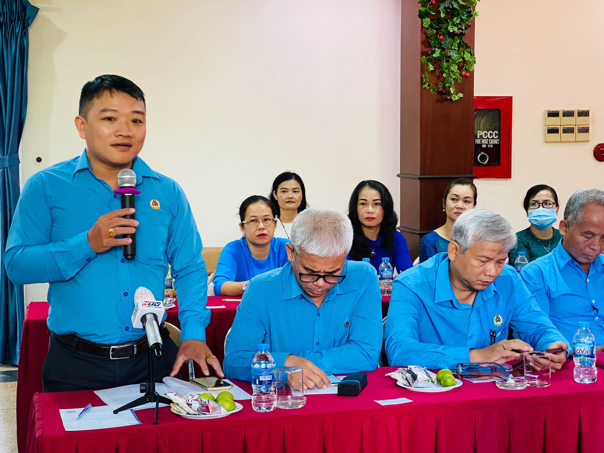 Giảm thủ tục hành chính để phục vụ người dân tốt hơn