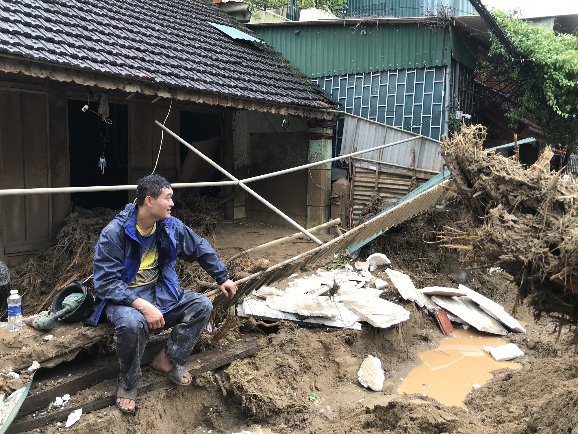 Lũ qu&eacute;t kinh ho&agrave;ng cuốn tr&ocirc;i nhiều nh&agrave; d&acirc;n: Kh&ocirc;ng để người d&acirc;n thiếu đ&oacute;i - Ảnh 2.