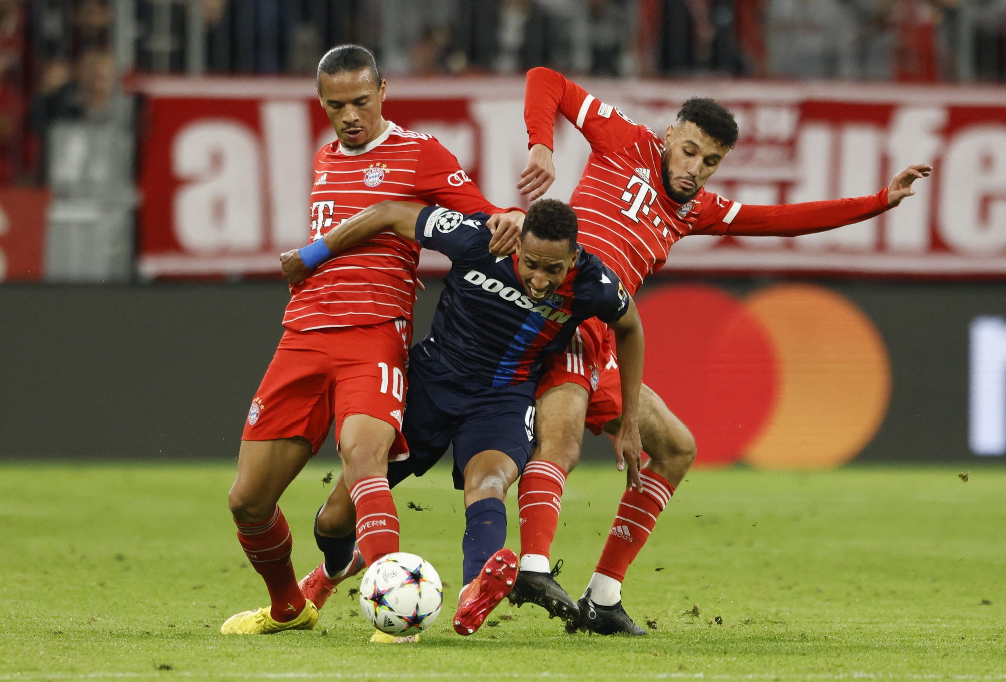 Thắng vùi dập Viktoria Plzen, Bayern Munich bay cao "bảng tử thần"