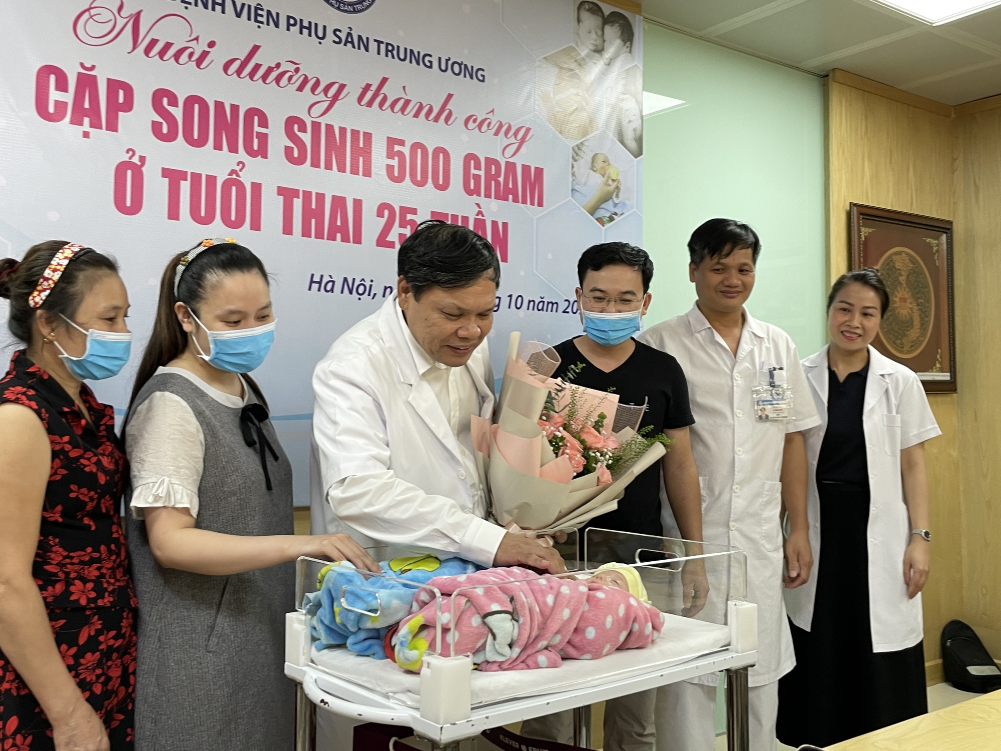 Cặp song sinh 25 tuần tuổi nặng 500 gram được nuôi dưỡng thành công - Ảnh 1.