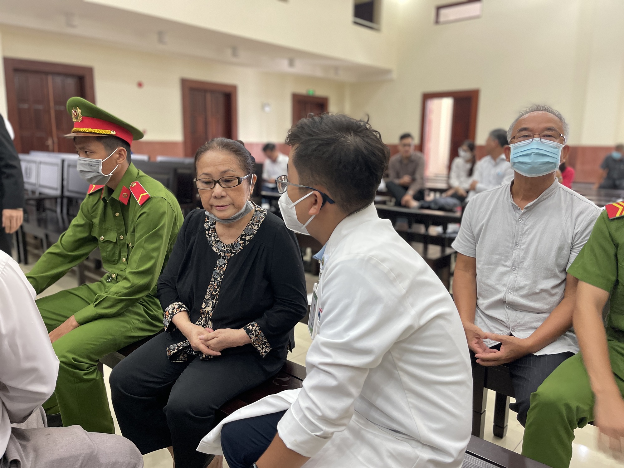 X&eacute;t xử b&agrave; Dương Thị Bạch Diệp: Tạm ho&atilde;n phi&ecirc;n t&ograve;a v&igrave; th&agrave;nh vi&ecirc;n HĐXX kh&ocirc;ng bảo đảm sức khỏe  - Ảnh 1.