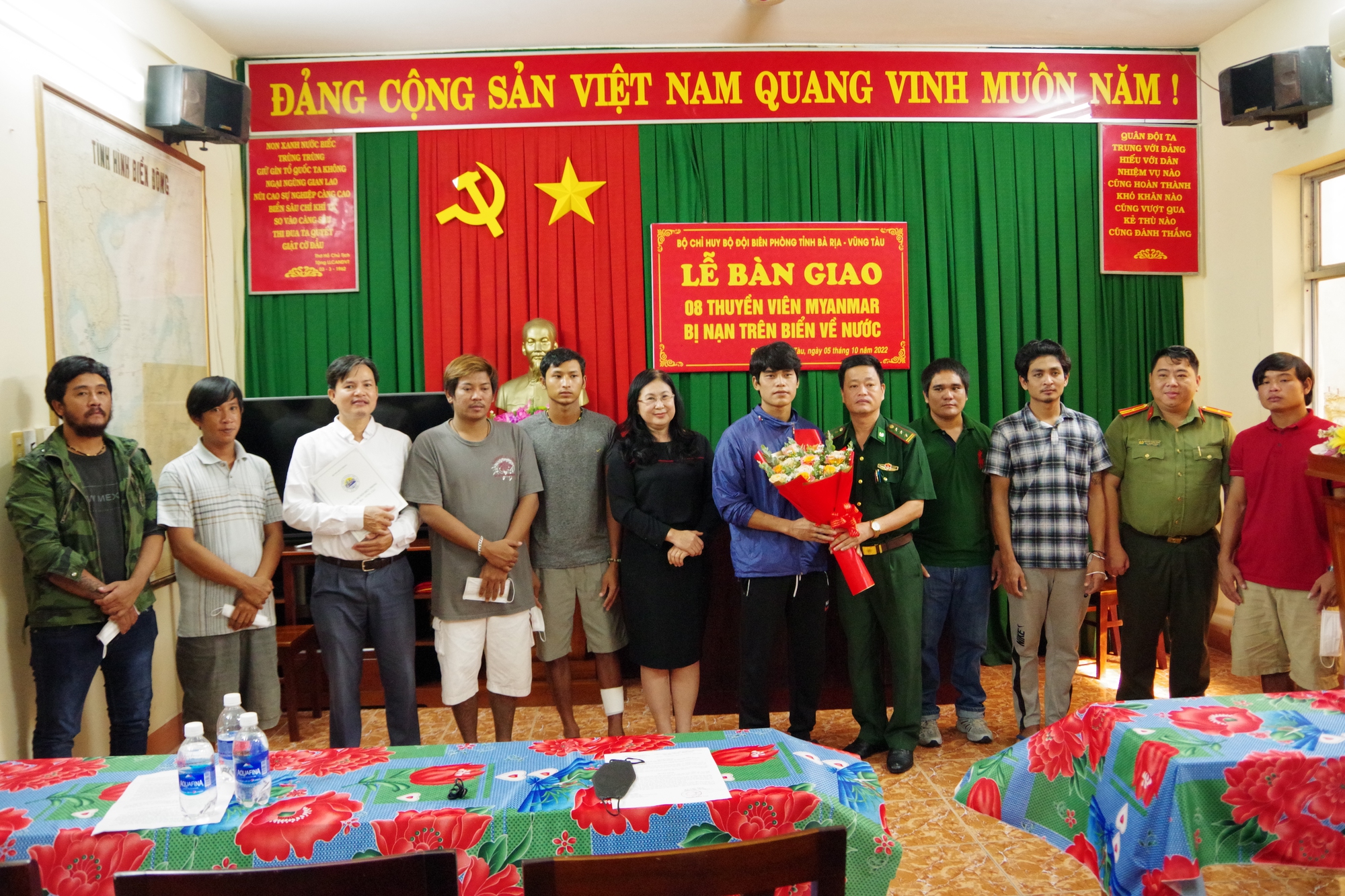 Bàn giao 8 ngư dân Myanmar trôi dạt trên biển